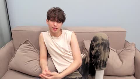 your_shy_guy online show from November 10, 7:02 am