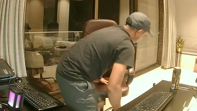 OnlineBossUK online show from January 23, 6:35 pm