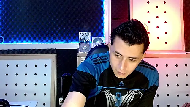 Darko0717 online show from December 13, 2:16 pm