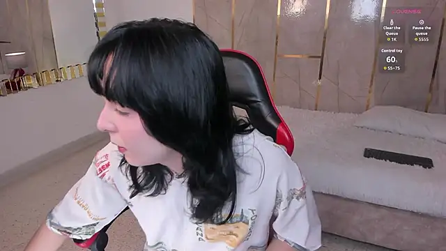 Jiggly   online show from March 14, 5:25 am