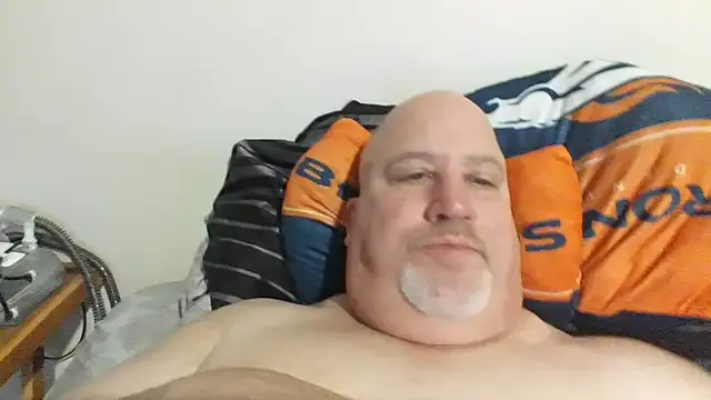 Snapshot of Bigbear0563 chatting on February 16, 12:22 am Bigbear0563 online show from February 16, 12:22 am