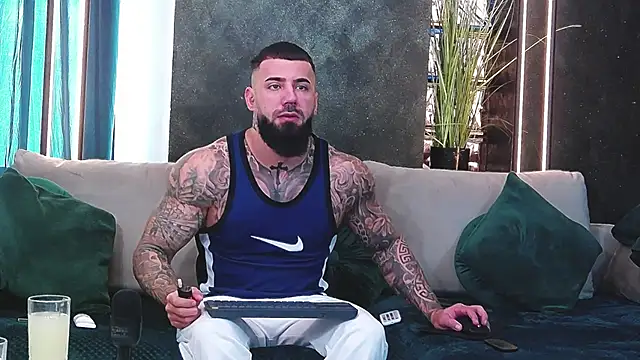 Snapshot of masterkingofmusclee chatting on January 6, 8:46 am masterkingofmusclee online show from January 6, 8:46 am
