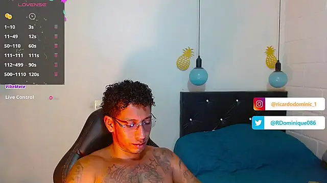 Snapshot of FuckHardlove chatting on January 1, 4:29 am FuckHardlove online show from January 1, 4:29 am