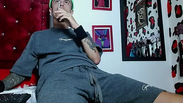 Snapshot of Aaron_BigDickxxx chatting on December 4, 2:31 am Aaron BigDickxxx online show from December 4, 2:31 am