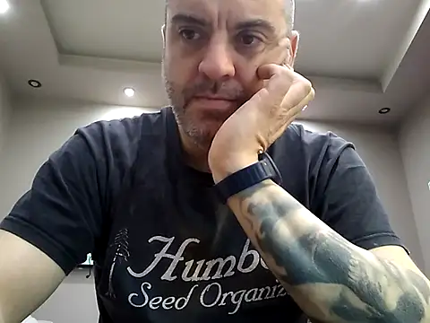 Snapshot of LSD669 chatting on December 3, 6:35 am LSD669 online show from December 3, 6:35 am