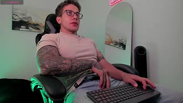 Snapshot of LucianSinclair chatting on January 24, 12:42 am LucianSinclair online show from January 24, 12:42 am