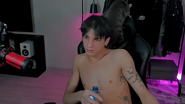 Snapshot of MarkBrowniii chatting on February 3, 12:25 am MarkBrowniii online show from February 3, 12:25 am