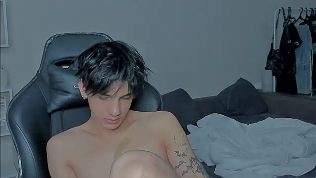 Snapshot of MarkBrowniii chatting on December 19, 3:29 am MarkBrowniii online show from December 19, 3:29 am