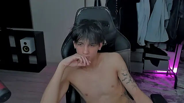 Snapshot of MarkBrowniii chatting on February 18, 11:41 pm MarkBrowniii online show from February 18, 11:41 pm