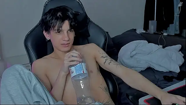 Snapshot of MarkBrowniii chatting on December 5, 8:34 pm MarkBrowniii online show from December 5, 8:34 pm