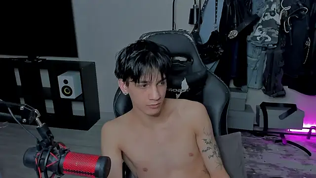 Snapshot of MarkBrowniii chatting on March 18, 1:02 am MarkBrowniii online show from March 18, 1:02 am