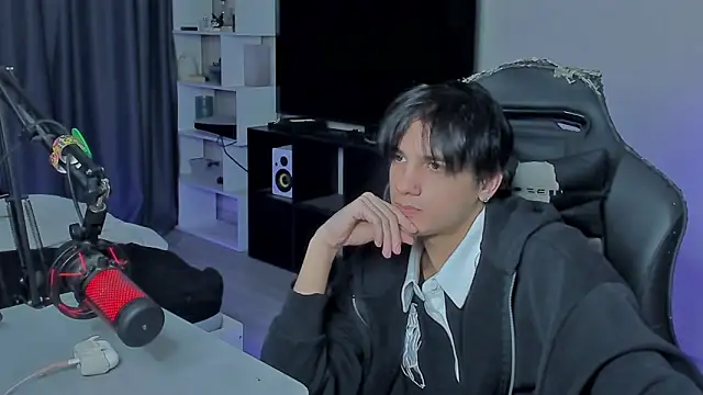 Snapshot of MarkBrowniii chatting on October 6, 12:37 am MarkBrowniii online show from October 6, 12:37 am