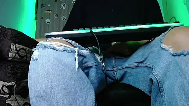 zacwatson  online show from December 20, 5:14 am