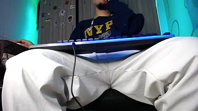 zacwatson  online show from December 2, 3:34 pm