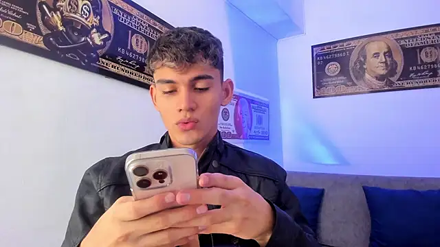 Snapshot of EstebanPerez_ chatting on December 11, 12:05 pm EstebanPerez online show from December 11, 12:05 pm