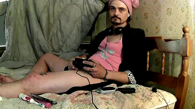 JustTylerr online show from June 8, 10:27 am