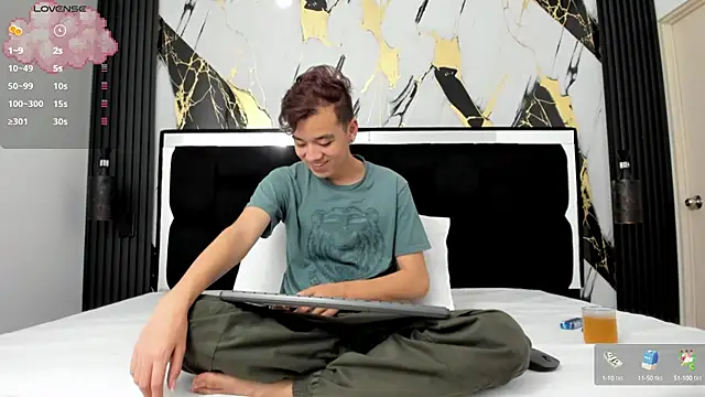 Snapshot of bunny_maxi chatting on October 18, 3:39 pm bunny maxi online show from October 18, 3:39 pm