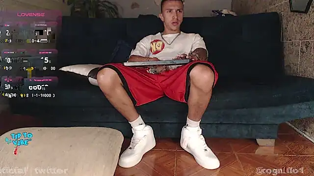 Snapshot of rogert_xx chatting on December 5, 12:41 am rogert xx online show from December 5, 12:41 am