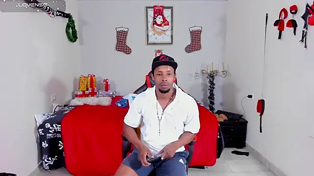 AlejoKhalifa  online show from December 13, 9:10 pm