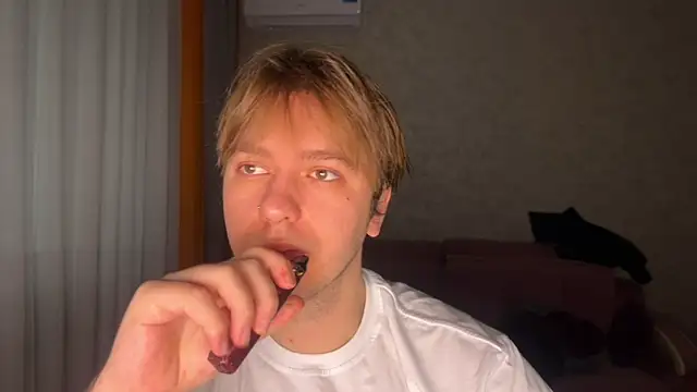 kiopiggy online show from December 19, 5:26 am