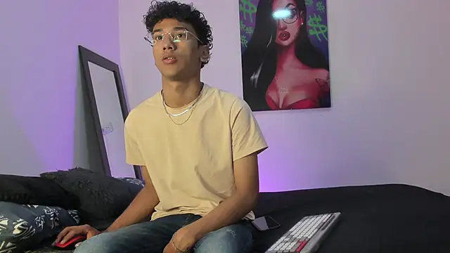 harrytwink18 online show from February 18, 1:22 pm