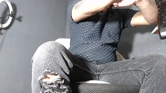 Snapshot of DickMasterfindom chatting on February 19, 4:44 am DickMasterfindom online show from February 19, 4:44 am