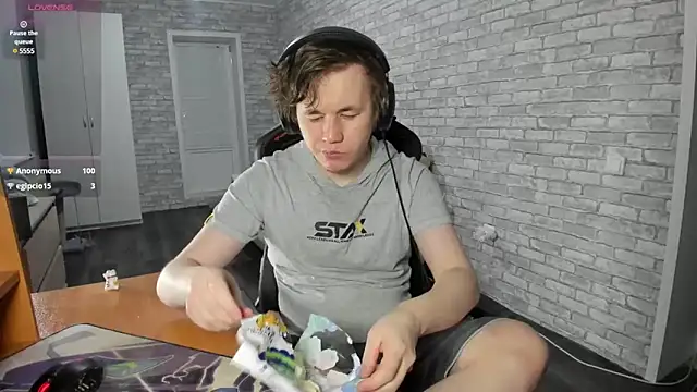 iliaskrislove online show from February 6, 6:02 pm