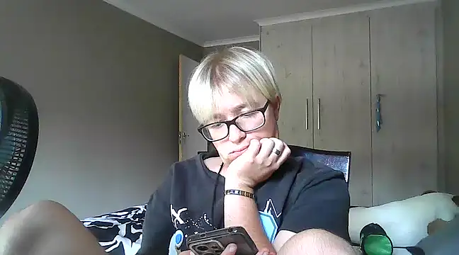 Snapshot of bisexualboy05 chatting on February 10, 12:39 pm bisexualboy05 online show from February 10, 12:39 pm