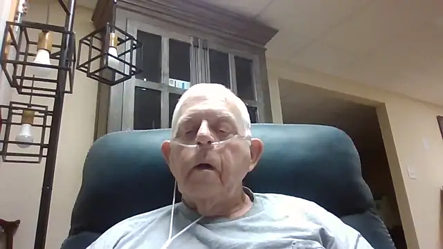 Snapshot of bootlegmanz chatting on October 5, 12:25 am bootlegmanz online show from October 5, 12:25 am