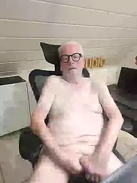 Snapshot of Greyhound70 chatting on October 1, 11:08 pm Greyhound70 online show from October 1, 11:08 pm