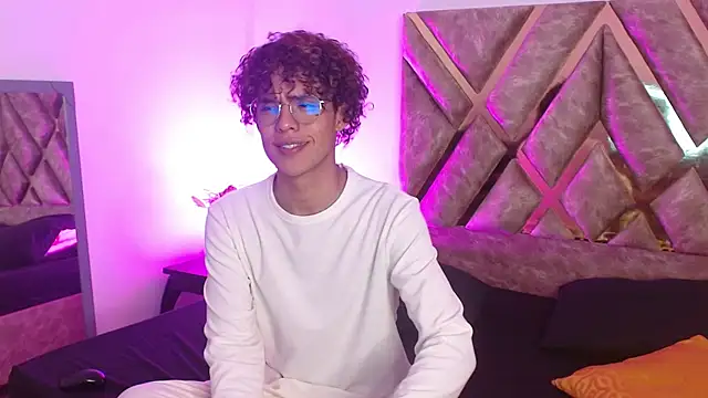 Snapshot of nickolas_moon chatting on March 19, 7:49 pm nickolas moon online show from March 19, 7:49 pm