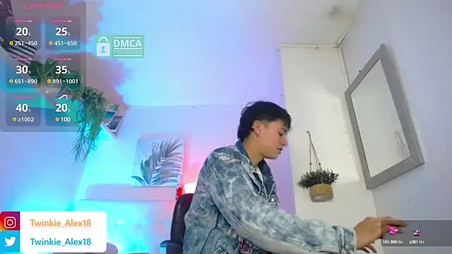 Twinkie-Alex18 online show from December 5, 9:06 pm