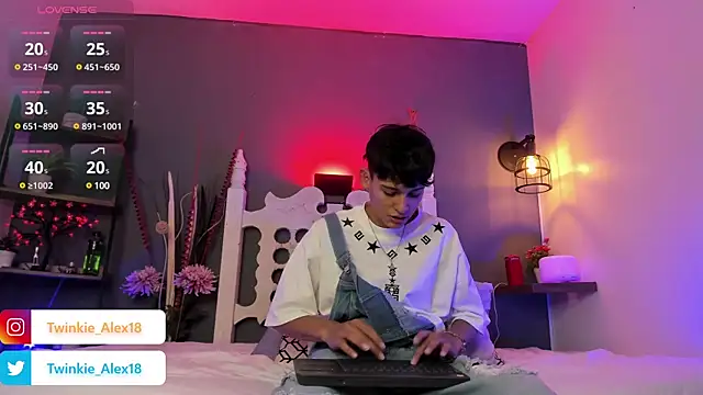 Twinkie-Alex18 online show from February 26, 9:03 pm