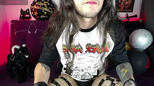 Snapshot of blckwolf_6 chatting on December 17, 10:11 pm blckwolf 6 online show from December 17, 10:11 pm