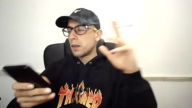 Snapshot of mikealcorleone chatting on December 15, 8:36 pm mikealcorleone online show from December 15, 8:36 pm