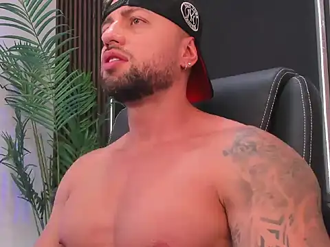 OwenMaximus814 online show from April 12, 6:53 pm