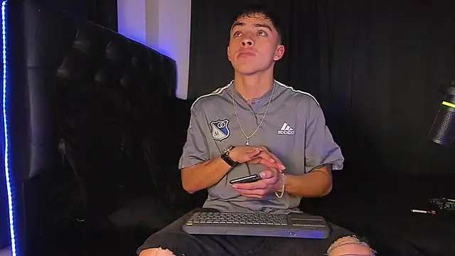 Snapshot of James1lee_ chatting on December 9, 2:45 am James1lee online show from December 9, 2:45 am