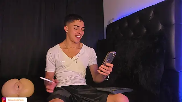 Snapshot of James1lee_ chatting on February 15, 3:31 am James1lee online show from February 15, 3:31 am