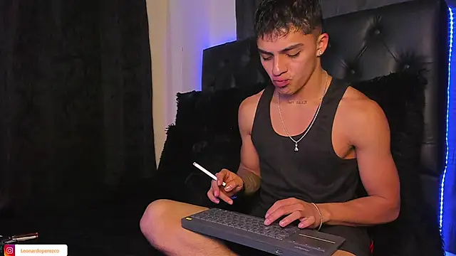 Snapshot of James1lee_ chatting on December 13, 1:48 am James1lee online show from December 13, 1:48 am