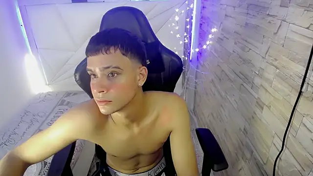 zacariasss  online show from December 3, 8:50 pm