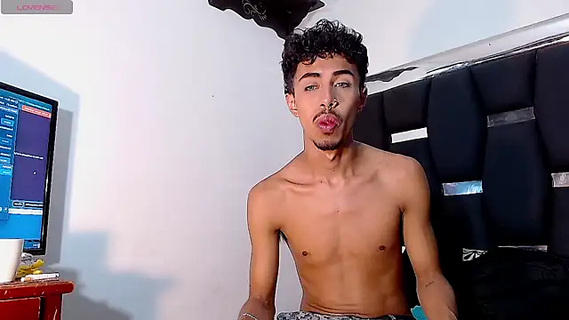 Snapshot of RyanRizzo chatting on December 15, 1:57 am RyanRizzo online show from December 15, 1:57 am