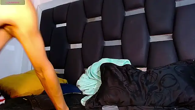 Snapshot of RyanRizzo chatting on February 4, 5:21 am RyanRizzo online show from February 4, 5:21 am