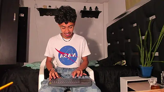 Snapshot of RyanRizzo chatting on March 19, 12:15 am RyanRizzo online show from March 19, 12:15 am