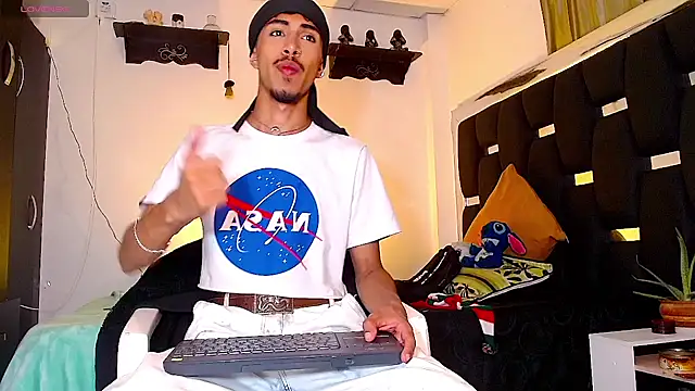 Snapshot of RyanRizzo chatting on December 23, 7:28 am RyanRizzo online show from December 23, 7:28 am