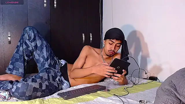 Snapshot of RyanRizzo chatting on January 5, 9:47 pm RyanRizzo online show from January 5, 9:47 pm