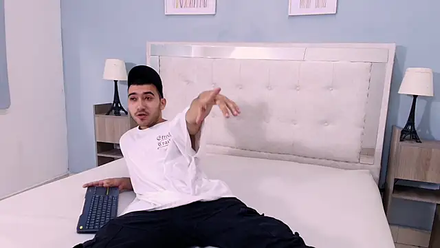 Liam crox online show from January 3, 7:18 pm