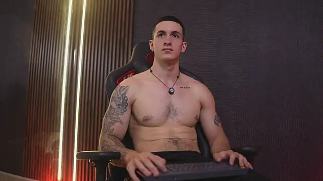 JacksonOlsenn online show from March 25, 8:57 pm