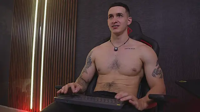 JacksonOlsenn online show from April 9, 8:26 pm