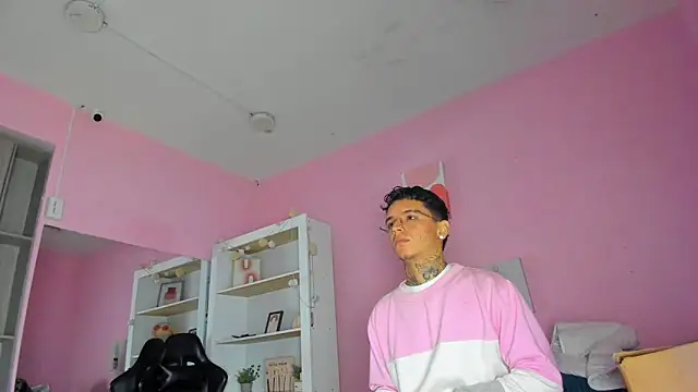 Ian Castillo  online show from October 27, 11:12 am