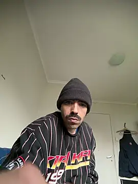 wolfwhite95 online show from April 25, 12:19 pm